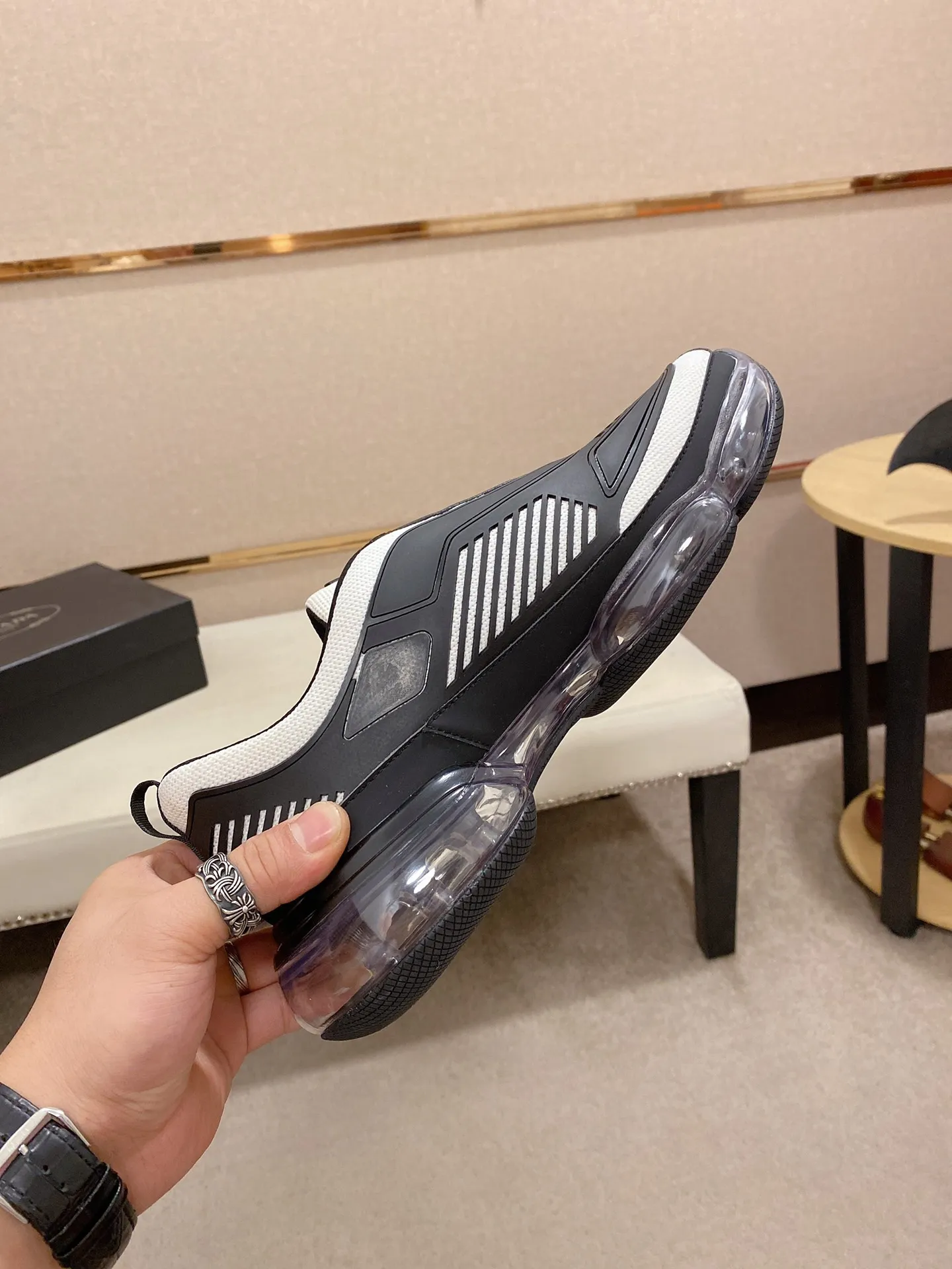 Factory price: 640💰 ✔️✔️✔️High-quality new PRADA counters are launched simultaneously. The new men's shoes and 😘fabric are made of high-tech glue-spraying technology. Lining: Full cowhide lining. 👍🏿 High-end ☄️ air-cushion molded anti-slip rubber outsole, exquisite lines, simple and elegant, comfortable and high-end for leisure travel. Code number: 38 to 45